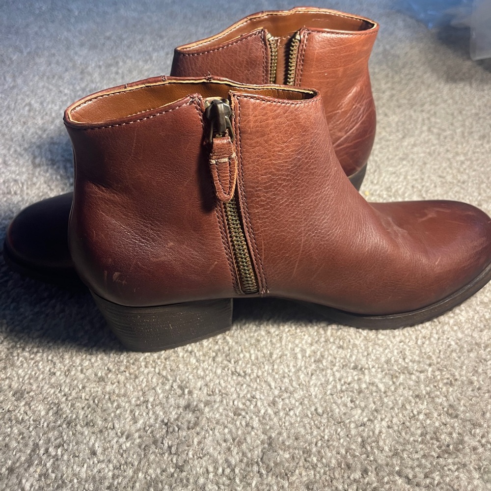 Clarks Brown leather Ankle boots/ side zip size 8 / women
